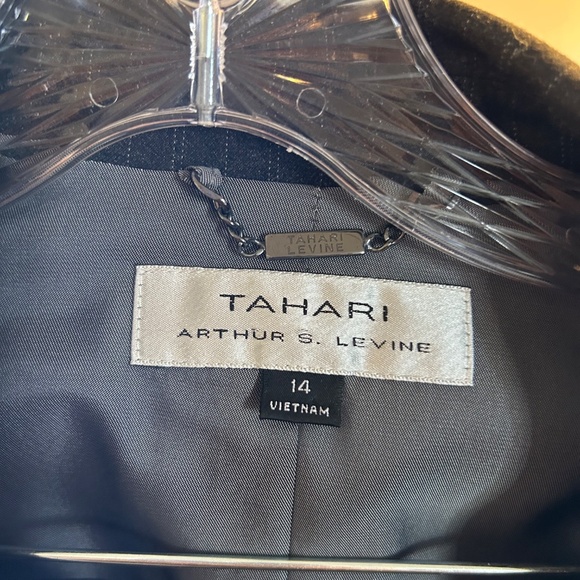 ✨ Tahari Arthur S. Levine Pinstripe Pant Suit – Size 14 - Picture 2 of 4